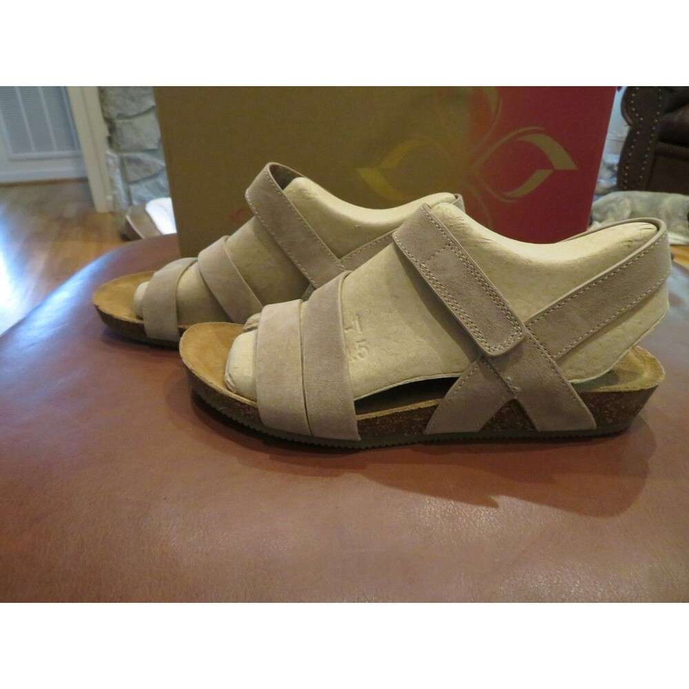 NWT Womens Light Gray Suede Comfortiva Gardena Sandals, 9.5